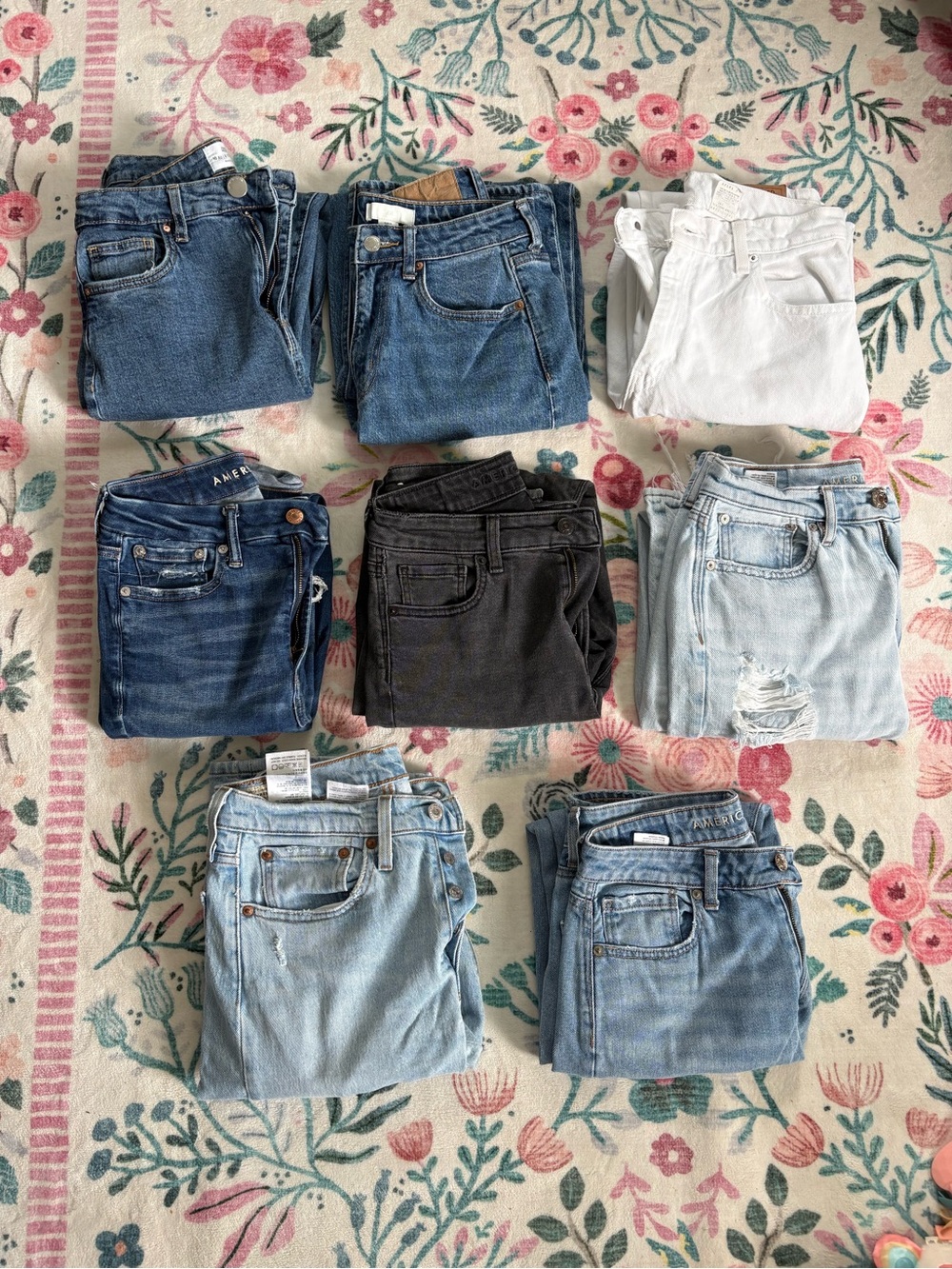 7 Pairs of Women’s Jeans- Assortment of American Eagle, Levi’s, and Cotton On